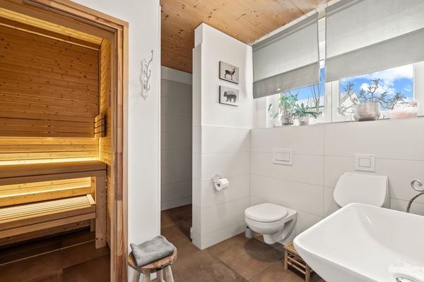 Gäste-WC mit Dusche und Sauna
