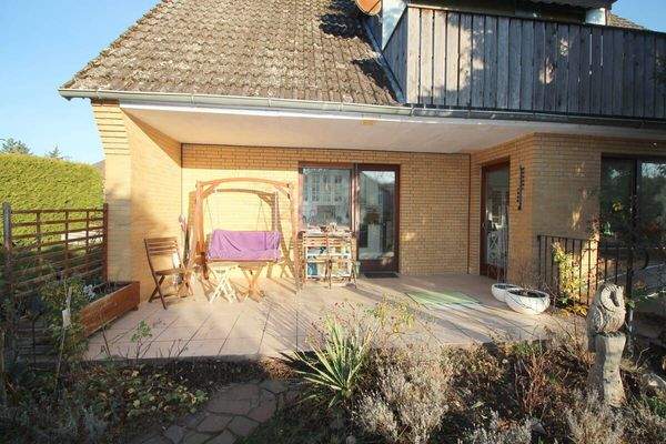 Teilüberdachte Südterrasse mit Balkon DG-Wohnung