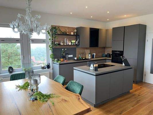 offene Küche mit Einbauküche