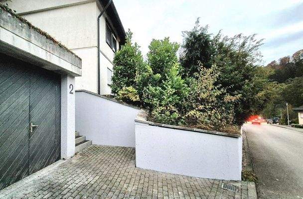 Außenansicht Eingang mit angrenzender Doppelgarage