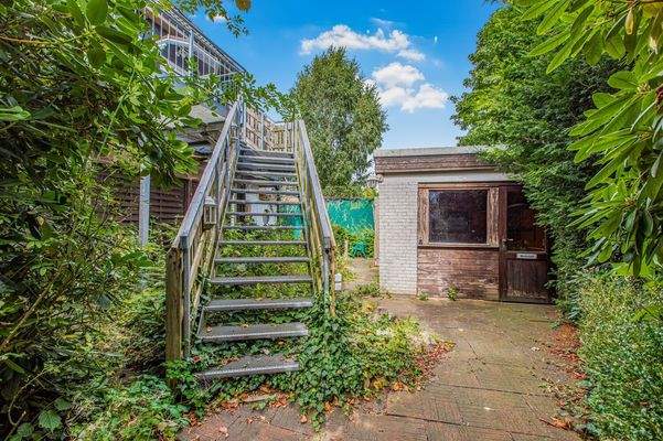 Zugang mit Garten und Werkstatt