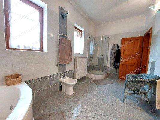 Bad mit Wanne und Dusche