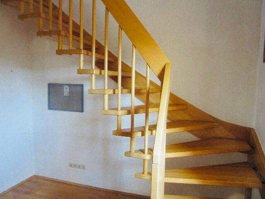 Freitragende massive Holztreppe zum DG