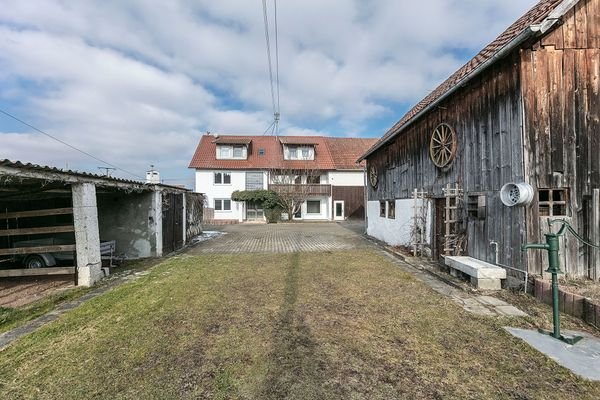 Blick über das Anwesen zum Haupthaus
