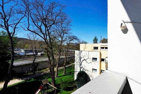 Großer überdachter Süd-Westbalkon