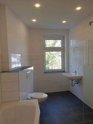 Bad mit Deckenleuchten.jpg