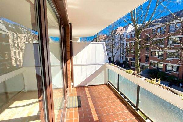 Großer Balkon - (KI optimiert)