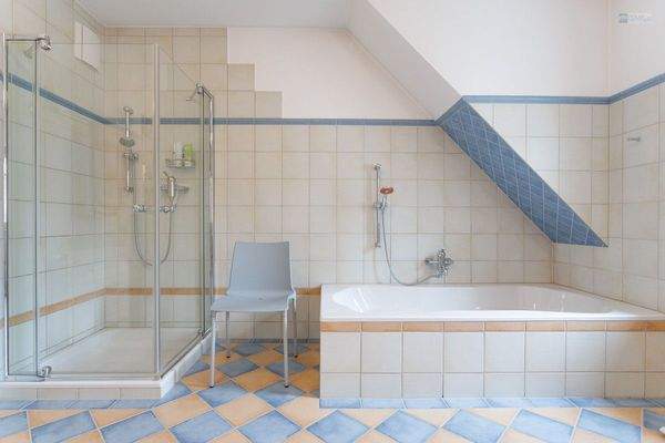 Geräumiges Badezimmer