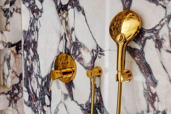 Goldene Armaturen im Bad