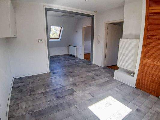 Wohn- und Esszimmer mit offener Küche