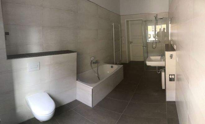 Weiteres Badfoto mit Handtuchheizkörper links vorn