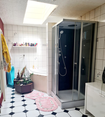 Bad mit Wanne und Dusche