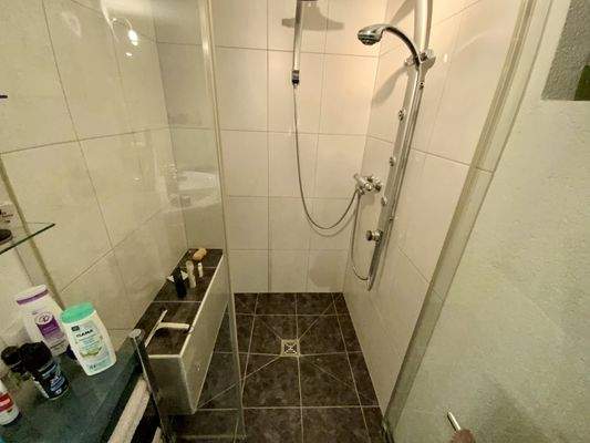 Badezimmer mit Dusche