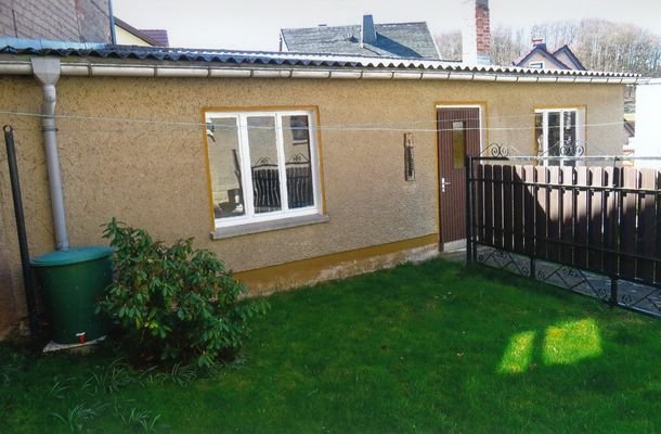 kleiner Garten hinterm Haus