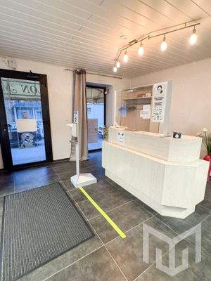 Eingangsbereich mit Schaufenstern