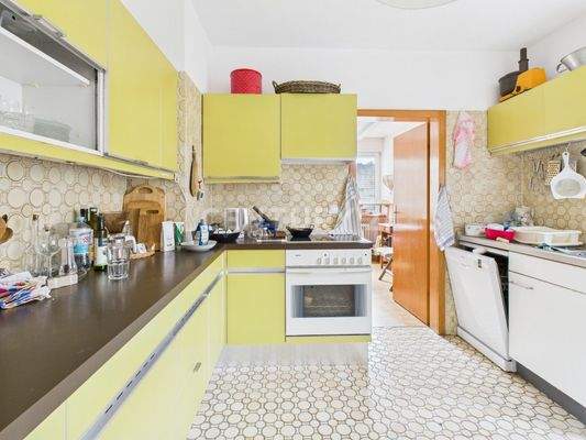 Aktuelle Küche mit Vorratskammer