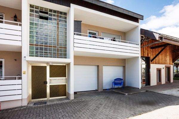 Garage mit Stellplatz