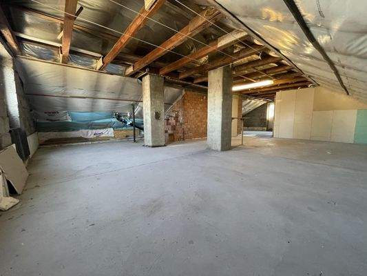 und mit Versorgungsleitungen