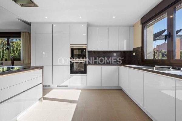 Furnished Golf Villas in the Magnificent Holiday Town Estepona