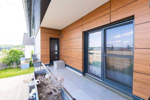 4 Außen Ostseite Terrasse und Balkon (3).jpg