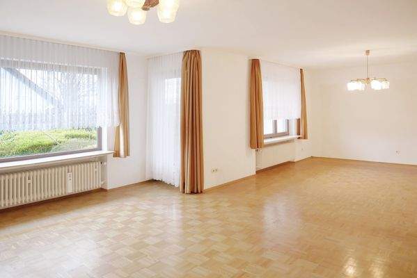 großzügiger Wohnbereich mit Terrassen-/Gartenzugang