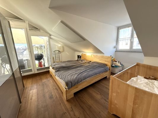 Elternzimmer mit Balkonzugang