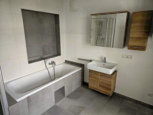 Badezimmer - Badewanne und Waschbecken