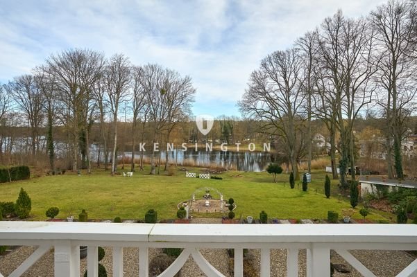 Blick von der Sonnenterrasse zum See