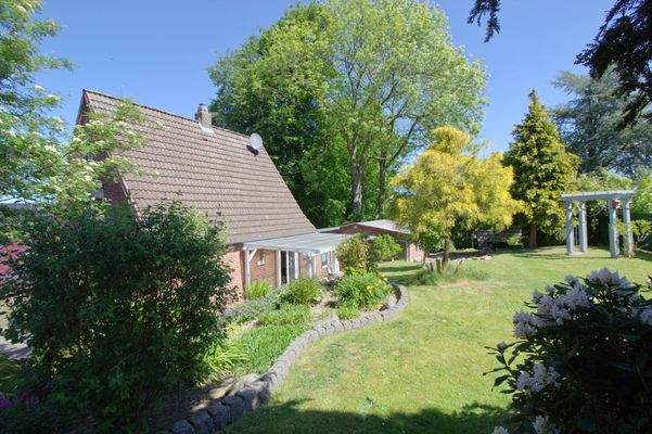 Garten mit Blick zum Haus