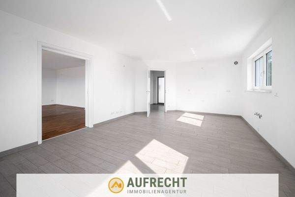 heller Koch- und Essbereich