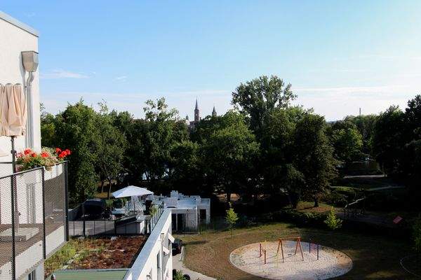 Blick ins Grüne zur Hofseite