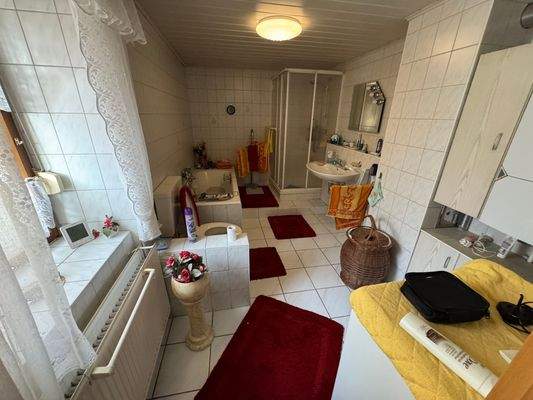 Bad mit Dusche und Wanne