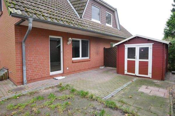 sonnige Terrasse und Gartenhaus.JPG