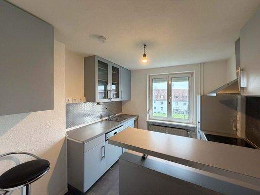 Küche: ein großes Fenster und ein Frühstückstresen sorgen für einen guten Start in den Tag