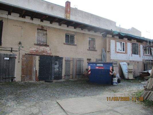 Innenhof mit Stellplätzen und Ausbaureserve