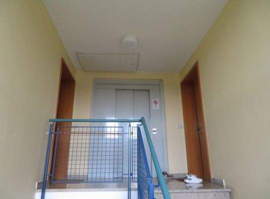 3 Treppenhaus mit Aufzug