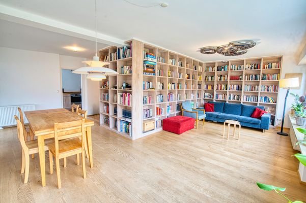 Blick in das Wohnzimmer mit Bücherwand