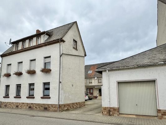 Haus Straßenseite mit Garagenhalle