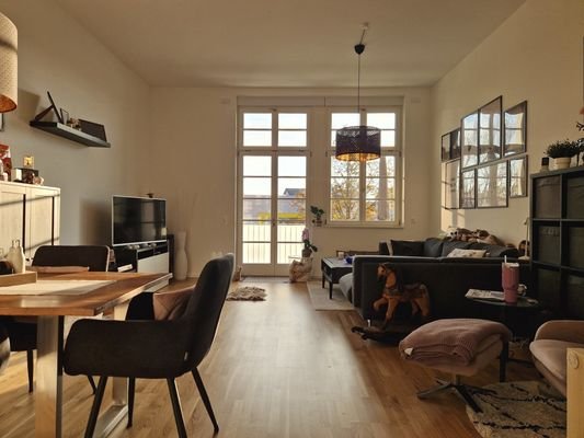 Wohnzimmer mit Zugang zum Südbalkon