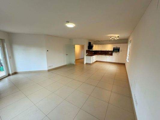 Wohnzimmer mit offener Küche