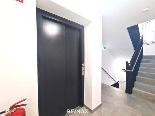 Stiegenhaus mit Lift