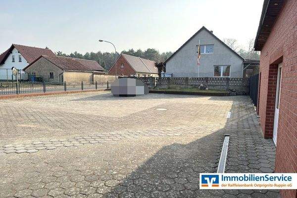 Hof mit Parkplätzen