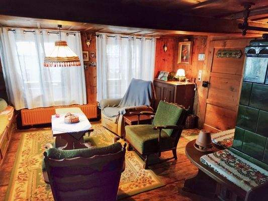 Wohnzimmer mit Kachelofen