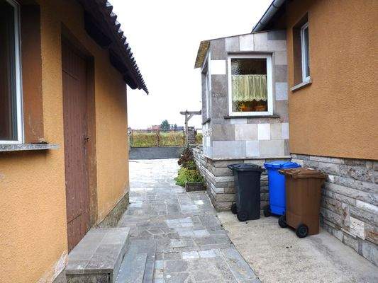 Blick vom Schuppen zum Hof