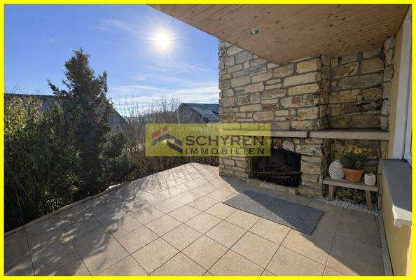 Gemütliche Terrasse mit Steinkamin