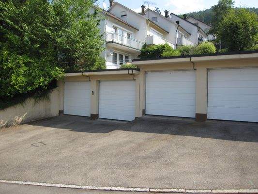 Die linken 3 Garagen