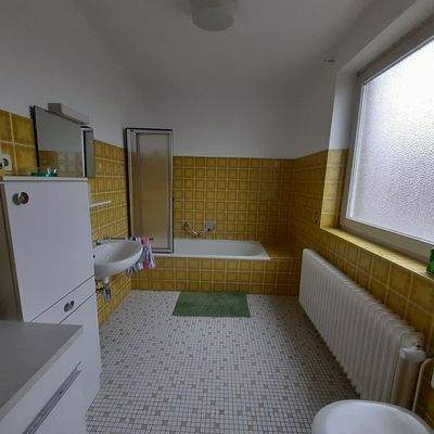 Bad mit Wanne und Duschabtrennung