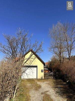 Garage mit zwei automatischen Sektionaltoren