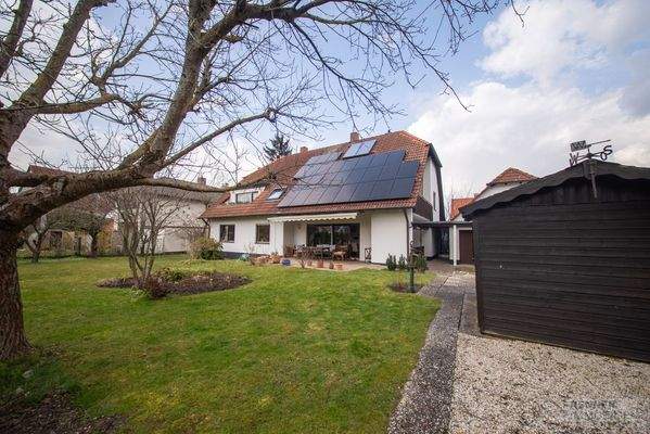 Außenbereich mit Gartenhaus