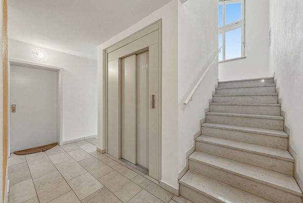 Treppenhaus mit Lift